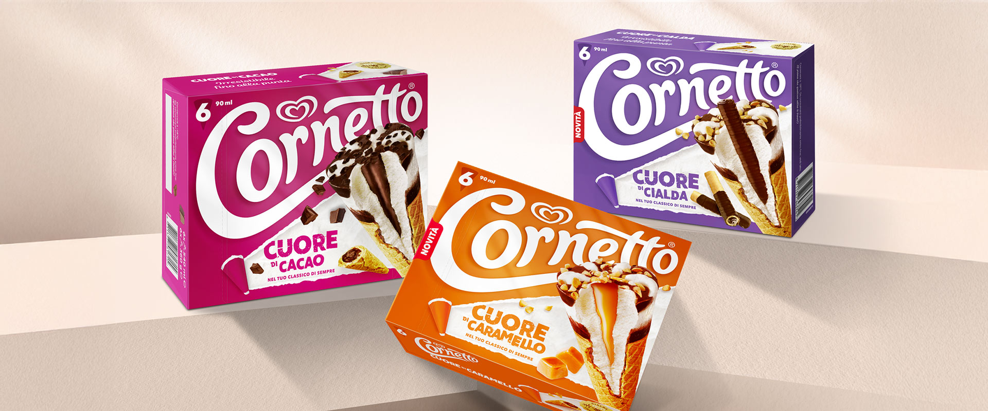 Confezioni Cornetto Cuore di Cacao, Cuore di Caramello e Cuore di Cialda presentate in un set fotografico minimal che valorizza il nuovo design.