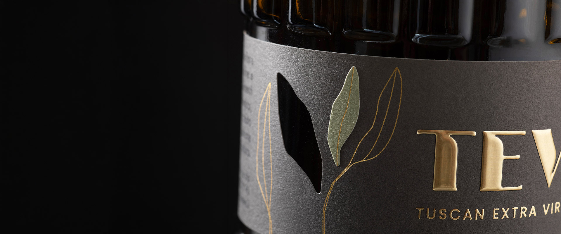 Le finiture di pregio della label olio Tevo realizzata da ATC e premiata al Vinitaly 2026